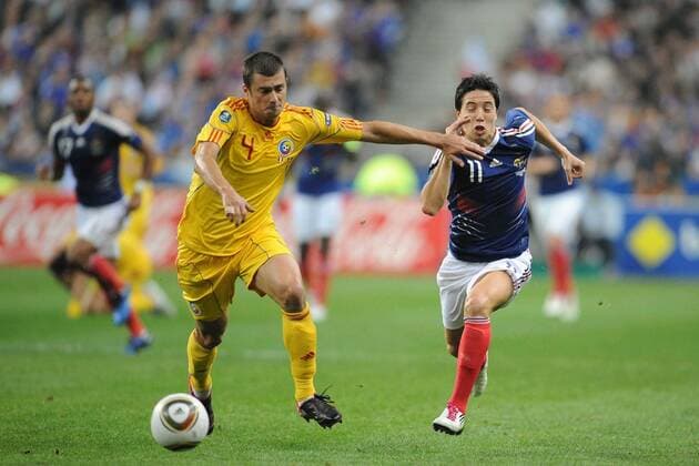 Frankreich (blau) vs. Rumänien (gelb) - Samir NASRI (R) gegen Gabriel TAMAS - xNxLEGOUICxFEPx - 