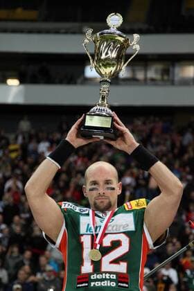 MVP Jeff Welsh (Kiel Baltic Hurricanes) - Deutscher Meister 2010 o0 Sieg, deutscher Meister, Jubel, Freude, Pokal, Trophäe, gold Medaille, Goldmedaille,