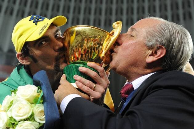 Rom - FIVB WM 2010, Finale - Brasilien (gelb) - Kuba (blau) - Giba (li.) und CBV Präsident Bernardo Rocha de Rezende (beide Brasilien) mit dem Pokal - Brasilien ist Weltmeister 2010  o0 Jubel, Freude, Siegerehrung, Pokal, Trophäe, Objekte, Funktionär, Gilberto Godoy Filho