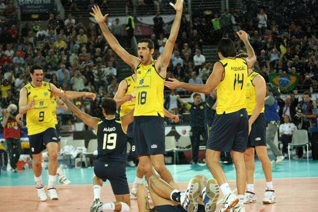 Dante Guimaraes (C) of Brazil celebrates the victory during the final 1st-2nd place Cuba v Brazil of FIVB Men s Volleyball World Championship 2010 at Palalottomatica in Rome on October 10th, 2010. xMarcoxMegax  ActionPlus11103023 o0 Jubel, Freude, Feier