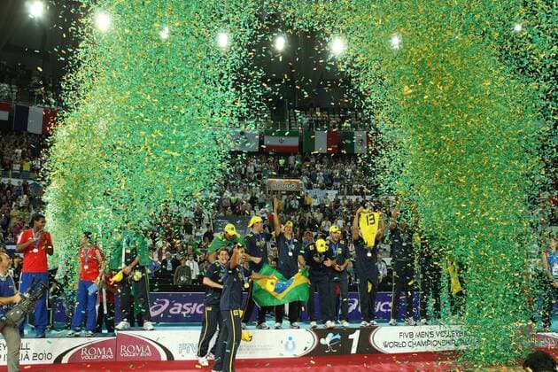 Brazil celebrates on the podium their victory in the finals and gold medal round of the FIVB Men s Volleyball World Championship 2010 at Palalottomatica in Rome on October 10th, 2010. xMarcoxMegax  ActionPlus20150901 o0 Jubel, Freude, Siegerehrung, Totale, Konfetti, Konfettiregen