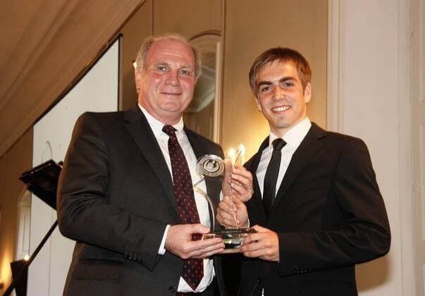 6.5.2010 Preisverleihung Bündnis für Kinder Gegen Gewalt - Präsident Uli Hoeneß (L) bekommt den Preis von Philipp Lahm (beide FC Bayern München)