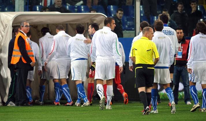Italienische Spieler verlassen das Feld - Aggressive Stimmung im Serbischen Fanblock. EM-Qualifikationsspiel Italien - Serbien in Genua --- giorgioxperottino