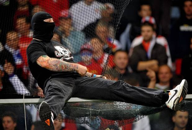 Spielabbruch nach Fanausschreitungen im EM Qualifikationsspiel Italien vs Serbien: Der serbische Hooligan Ivan Bogdanov (Ultra Boys Roter Stern Belgrad) durchtrennt das Sicherheitsnetz und initiiert die Randale im serbischen Fanblock giorgioxperottino