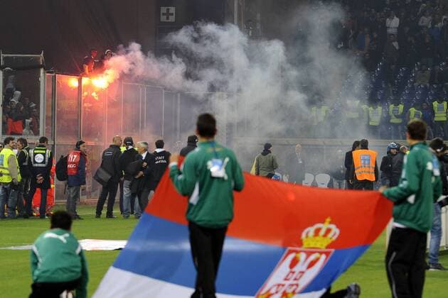 Aggressive Stimmung im Serbischen Fanblock während dem EM-Qualifikationsspiel Italien - Serbien in Genua  Totale