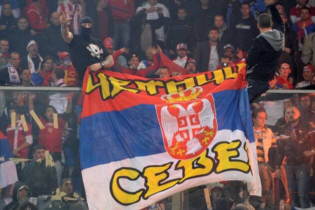 Aggressive Stimmung im Serbischen Fanblock während dem EM-Qualifikationsspiel Italien - Serbien in Genua 