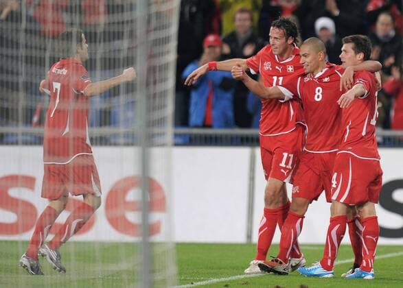 FUSSBALL INTERNATIONAL EM 2012-Qualifikation Gruppe A 12.10.2010 Schweiz - Wales JUBEL Schweiz, Tranquillo Barnetta, Marco STRELLER, Gokhan INLER und Valentin STOCKER (v.li.)  o0 Freude
