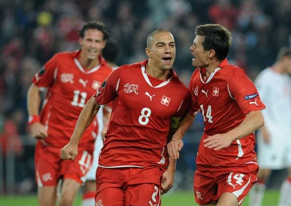 FUSSBALL INTERNATIONAL EM 2012-Qualifikation Gruppe A 12.10.2010 Schweiz - Wales JUBEL Schweiz, Torschützen Gokhan INLER (Mitte) und Valentin STOCKER  o0 Freude