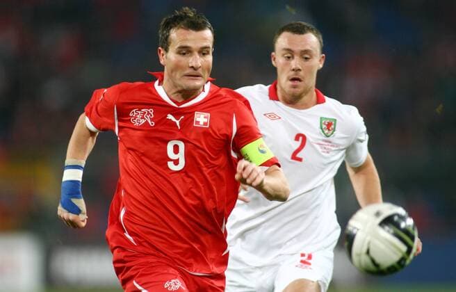 Schweiz - Wales, Alexander Frei (Schweiz) , rechts Darcy Blake (Wales) 