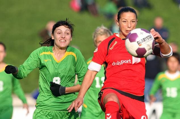 13.10.2010, Duisburg, Fussball, Frauen, Champions-League, FCR Duisburg - CSHVSM Almaty. v.l.: Syuzanna Kornetsova (Almaty), Inka Grings (Duisburg).