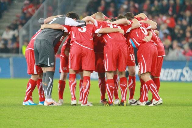 12.10.2010, Basel - EURO Quali 2010 - Schweiz vs Wales --- Schweizer Nationalmannschaft vor dem Spiel o0 Spielerkreis Motivation motivieren einschwören team spirit Teamgeist Totale 