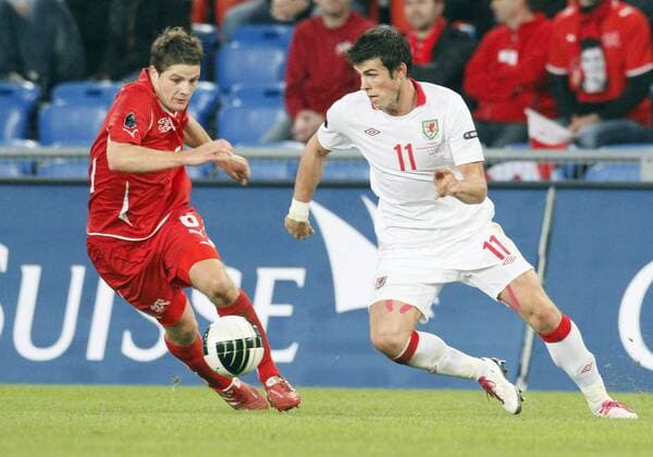 Pirmin SCHWEGLER, SUI (li.) - Gareth BALE, Wales