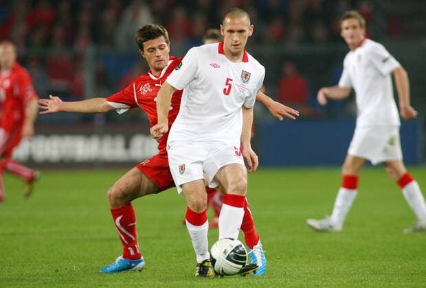 12.10.2010 Basel St Jakob Park Fussball EM Qualifikation - Schweiz (rot) vs Wales: Andrew Crofts (Wales) gegen Valentin Stocker (Schweiz) 