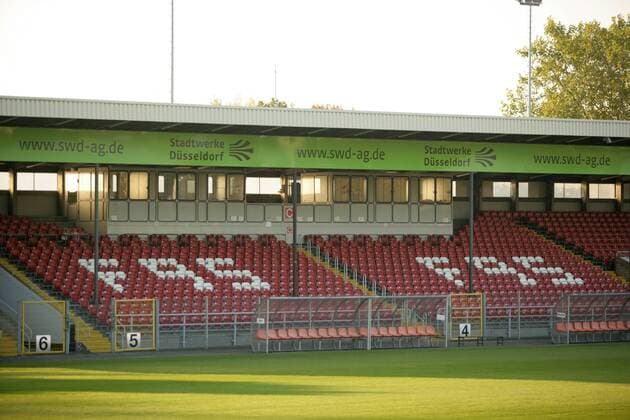 Fußball, Stadiongeschichte Fortuna Düsseldorf Haupttribüne des Paul Janes Stadion am Flinger Broich in Düsseldorf, Ausweichspielort von Fortuna Düsseldorf o0 Totale Tribüne Schriftzug F95