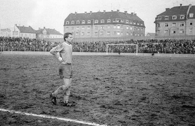 Zeljko Perusic (1860) enttäuscht im Stadion an der Grünwalder Straße Fußball 1. BL Herren Saison 1966 1967, TSV 1860 München Einzelbild München