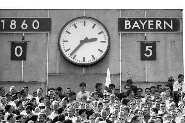 1860 - Bayern 0:5 - Bayern Fans erlaubten sich eine Scherz und manipulierten die manuelle Anzeigetafel Fußball 1. BL Herren Saison 1965 1966, TSV 1860 München - FC Bayern München 1:0 Totale München Komik,