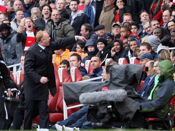 Arsenals fans abuse Birminghams coach Alex McLeish - Barclays Premier League, FC Arsenal London vs. Birmingham City 16th October, 2010 - EDITORIAL USE ONLY. No use with unauthorised audio, video, data, fixture lists, club league logos or live services. Online in-match use limited to 120 images, no video emulation. No use in betting, games or single club league player publications. o0 Mc Leish Spannung Wut Zuschauer Provokation provozieren