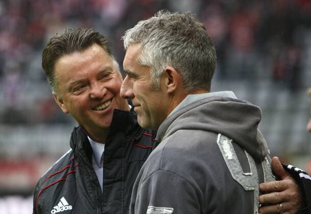 Trainer Louis Van Gaal (FC Bayern München, li.) umarmt und Trainer Mirko SLOMKA (Hannover). Fussball 1. Bundesliga, 16.10.2010, FC BAYERN MÜNCHEN - HANNOVER 96 3:0, Saison 2010 2011.