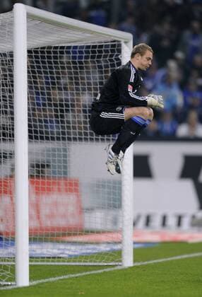 Fussball-Bundesliga, Saison 2010 2011, 8. Spieltag, FC Schalke 04 (blau) - VfB Stuttgart (weiss) 2:2; Torwart Manuel Neuer (Schalke). o0 kurios Komik Dynamik Höhe aufwärmen Erwärmung erwärmen Sprung Sprungkraft
