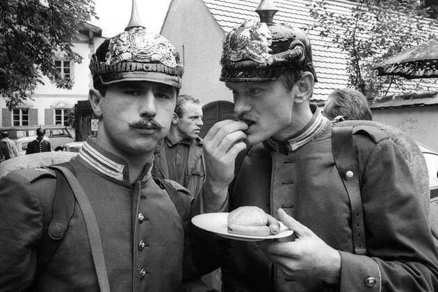 Gerd Müller (li.) und Torwart Sepp Maier (beide FC Bayern München BR Deutschland) während der Dreharbeiten zu Wenn Ludwig ins Manöver zieht Fußball 1. BL Herren Saison 1967 1968, Dreh, Filmdreh, Film, Schauspieler, Zweitkarriere, FC Bayern München, BRD Gruppe München Komik,