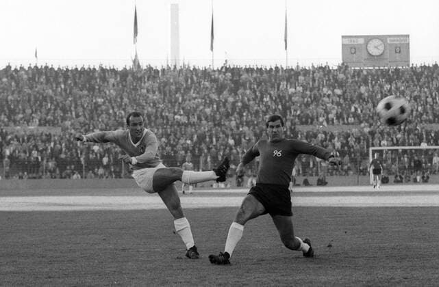 Otto Laszig (Hannover re.) vs Hans Rebele (TSV 1860 München) Fußball 1. BL Herren Saison 1966 1967, Gruppe München