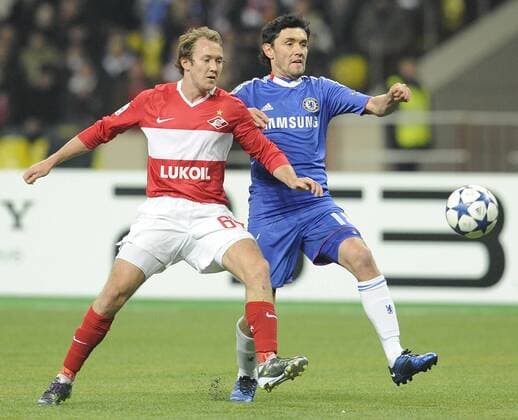 MOSCOW. OCTOBER 19, 2010. Spartak s Aiden McGeady (L) and FC Chelsea s Yuri Zhirkov challenge for the ball during a UEFA Champions League game Spartak Moscow vs. Chelsea FC London.  premiumd RE0DA24F o0 Mc Geady