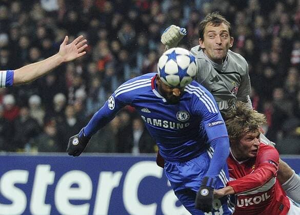 MOSCOW. OCTOBER 19, 2010. FC Chelsea s Florent Malouda, Spartak s goalie Andrei (Andriy) Dikan and his team-mate Yevgeni Makeev (L-R) in action during a UEFA Champions League game Spartak Moscow vs. Chelsea FC London.  premiumd RE0DA25B