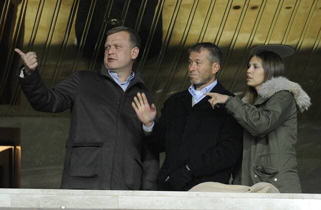 MOSCOW. OCTOBER 19, 2010. Russian State Duma member Sergei Kapkov, Chelsea Football Club owner Roman Abramovich and his girlfriend Dasha Zhukova (L-R) attend a UEFA Champions League game Spartak Moscow vs. Chelsea FC London.  premiumd RE0DA242 o0 people, Politik privat Familie Frau