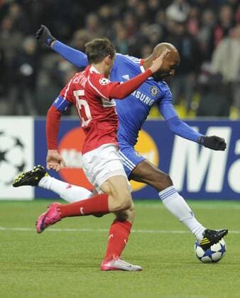 MOSCOW. OCTOBER 19, 2010. Spartak s Sergei Parshivlyuk (red) and FC Chelsea s Nicolas Anelka challenge for the ball during a UEFA Champions League game Spartak Moscow vs. Chelsea FC London.  premiumd RE0DA25E