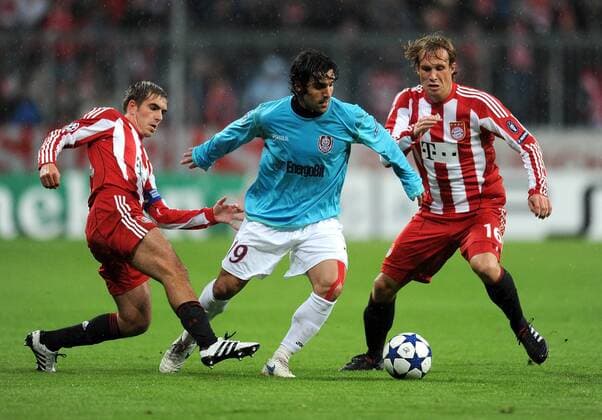 FUSSBALL CHAMPIONS LEAGUE SAISON 2010 2011 GRUPPE E 19.10.2010 FC Bayern Muenchen - CFR 1907 Cluj Philipp Lahm (li, FC Bayern Muenchen) gegen Juan Culio (m, CFR 1907 Cluj) gegen Andreas Ottl (re, FC Bayern Muenchen) 