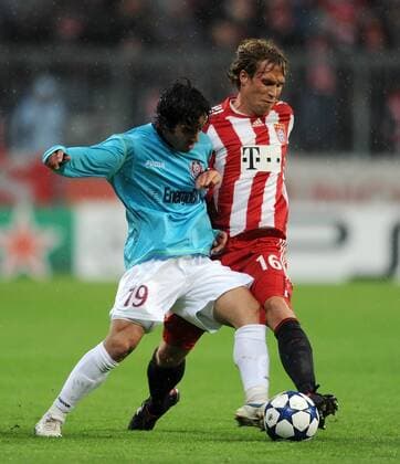 FUSSBALL CHAMPIONS LEAGUE SAISON 2010 2011 GRUPPE E 19.10.2010 FC Bayern Muenchen - CFR 1907 Cluj Juan Culio (li, CFR 1907 Cluj) gegen Andreas Ottl (re, FC Bayern Muenchen) 