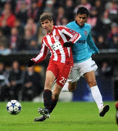 FUSSBALL CHAMPIONS LEAGUE SAISON 2010 2011 GRUPPE E 19.10.2010 FC Bayern Muenchen - CFR 1907 Cluj Thomas Mueller (li, FC Bayern Muenchen) gegen Rafael Bastos (re, CFR 1907 Cluj) 