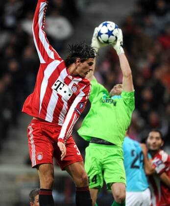 FUSSBALL CHAMPIONS LEAGUE SAISON 2010 2011 GRUPPE E 19.10.2010 FC Bayern Muenchen - CFR 1907 Cluj Mario Gomez (li, FC Bayern Muenchen) gegen Eduard Stancioiu (re, CFR 1907 Cluj) 