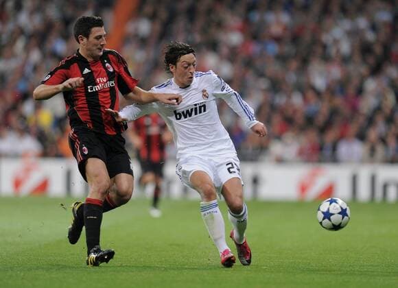 FUSSBALL INTERNATIONAL Champions League Saison 2010 2011 Gruppe G CF Real Madrid - AC Mailand 19.08.2010 Mesut Özil (re, Real Madrid) gegen Daniele BONERA (Mailand) 