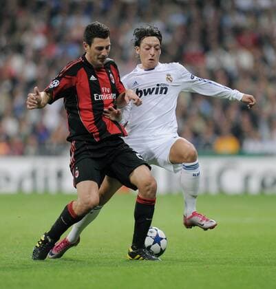 FUSSBALL INTERNATIONAL Champions League Saison 2010 2011 Gruppe G CF Real Madrid - AC Mailand 19.08.2010 Mesut Özil (re, Real Madrid) gegen Daniele BONERA (Mailand) 