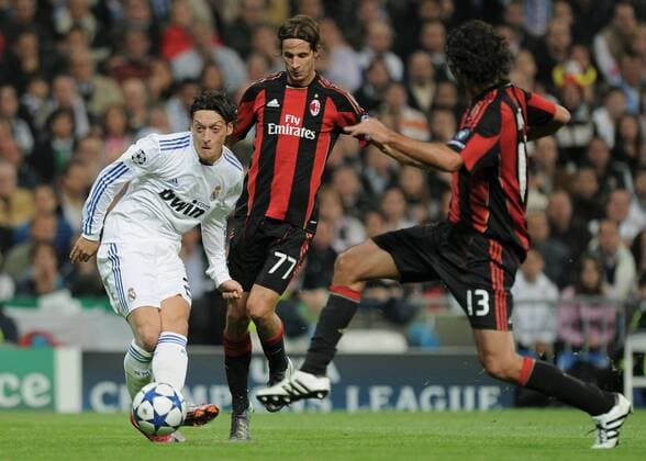 FUSSBALL INTERNATIONAL Champions League Saison 2010 2011 Gruppe G CF Real Madrid - AC Mailand 19.08.2010 Mesut Özil (li, Real Madrid) gegen Alessandro NESTA (re, Mailand) und Luca ANTONINI (hinten, Mailand) 