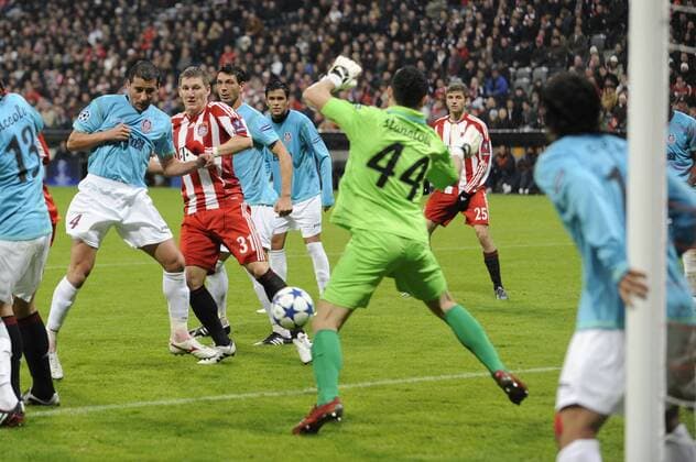 Tor zum 2-1 durch ein Eigentor von Cristian PANIN li. (Cluj)-daneben Bastian SCHWEINSTEIGER (Bayern Muenchen). FC Bayern Muenchen-CFR 1907 Cluj. Fussball Champions League , Vorrunde 3. Spieltag,Saison1011,2010 11,am 19.10.2010.