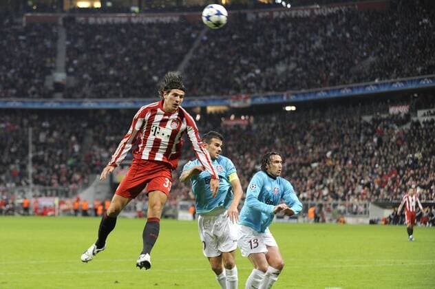 Mario GOMEZ li. (Bayern Muenchen),Aktion,Kopfball,Zweikampf. FC Bayern Muenchen-CFR 1907 Cluj. Fussball Champions League , Vorrunde 3. Spieltag,Saison1011,2010 11,am 19.10.2010.