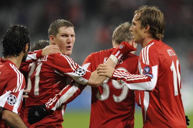 verhaltener Jubel Bastian SCHWEINSTEIGER 2.li. (Bayern Muenchen) mit Toni KROOS 2.re. (Bayern Muenchen und Andreas OTTL (Bayern Muenchen). FC Bayern Muenchen-CFR 1907 Cluj. Fussball Champions League , Vorrunde 3. Spieltag,Saison1011,2010 11,am 19.10.2010.