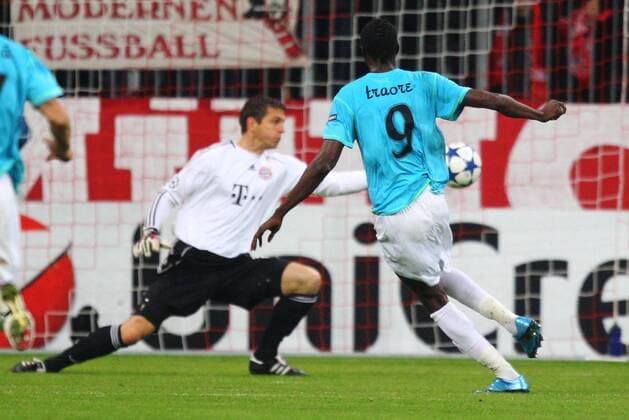 Torwart Hans-Jörg Butt (Bayern 22) wehrt den Ball ab gegen Lacina TRAORE FC BAYERN MUENCHEN - CRF 1907 CLUJ ( - ) Fussball UEFA Champions League, Gruppenphase , Heimspiel, Muenchen, 19.10.2010 CL Saison 2010 2011