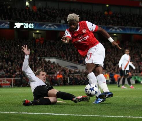 Arsenals Alexandre Song r. scoring his sides first goal UEFA Champions League Group H - Arsenal FC London v Shakhtar Donetsk 19th October, 2010 EDITORIAL USE ONLY. No use with unauthorised audio, video, data, fixture lists, club league logos or live services. Online in-match use limited to 120 images, no video emulation. No use in betting, games or single club league player publications. o0 Tor