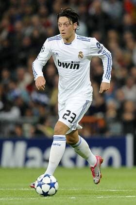 Real Madrid (weiß) vs AC Milan (schwarz): Mesut Özil 