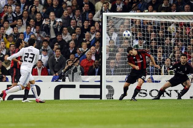 Real Madrid (weiß) vs AC Milan (schwarz): Tor Mesut Özil 2.li. 