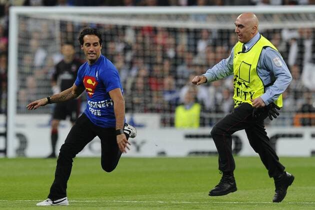 Flitzer Mario Ferri stürmt den Rasen des Estadio Santiago Bernabeu - Real Madrid (weiß) vs AC Milan (schwarz)  o0 Zwischenfall Ordner