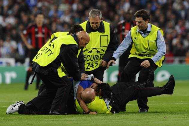 Flitzer Mario Ferri stürmt den Rasen des Estadio Santiago Bernabeu - Real Madrid (weiß) vs AC Milan (schwarz)  o0 Zwischenfall Ordner