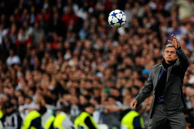 Champions League - Real Madrid (weiss) - AC Mailand (rot) - Trainer Jose Mourinho (Real) streckt sich nach dem Adidas Finale Ball - 