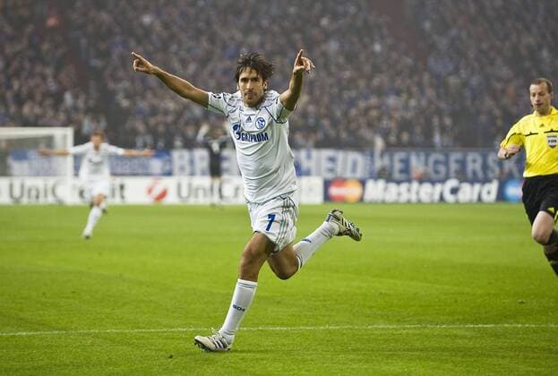 RAUL (Schalke) jubelt - Champions League, Vorrunde 3. Spieltag- FC Schalke 04 vs. Hapoel Tel Aviv, am 20.10.2010 in Gelsenkirchen