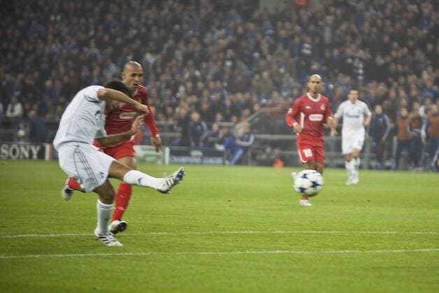RAUL (Schalke, L) schiesst das Tor zum 1:0 - Champions League, Vorrunde 3. Spieltag- FC Schalke 04 vs. Hapoel Tel Aviv, am 20.10.2010 in Gelsenkirchen