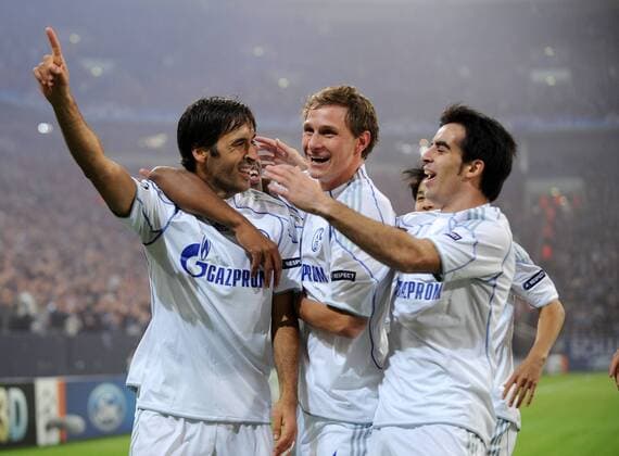 CHAMPIONS LEAGUE SAISON 2010 2011 GRUPPE B - FC Schalke 04 vs. Hapoel Tel Aviv - 20.10.2010 Schalker Jubel nach dem 1:0: Torschuetze RAUL, Benedikt HOEWEDES und Jose Manuel JURADO (v.l., alle Schalke) - 