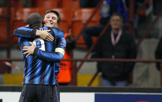 20.10.2010 - Inter Mailand vs. Tottenham Hotspur - Champions League - Torjubel Zavier Zanetti (R) und Samuel Etoo (Inter) - 